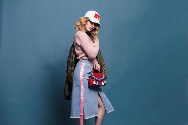 What Are the Best V-Neck Pullover Designs for Layering with Collared Shirts?